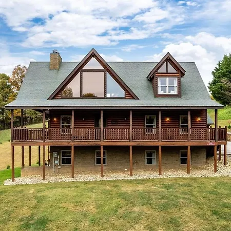 Spacious Smoky Mtn Retreat - Game Room & Jacuzzi